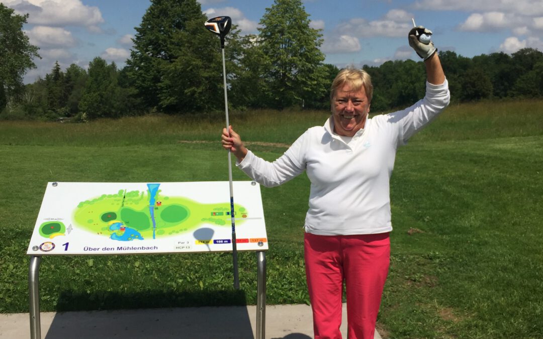 Annette Glaubitz spielt 1. Hole-in-One der Turniersaison 2020