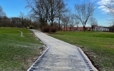 Arbeiten am Platz: Bahn 1 nun mit gepflastertem Weg