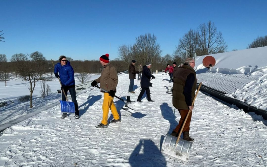 Clubhaus-Flachdach vom Schnee befreit