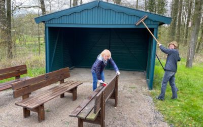 Reinigungsaktion der Schilder und Schutzhütten